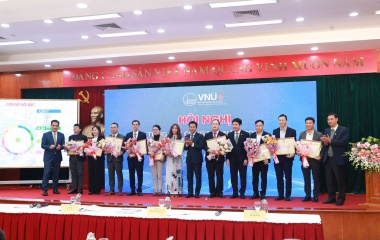 GS. Nguyễn Đình Đức nhận Danh hiệu Nhà giáo tiêu biểu ĐHQGHN trị giá 300 triệu đồng